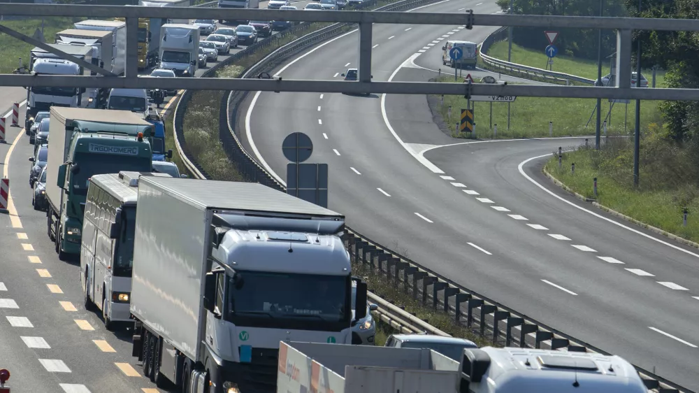 - 27.08.2019 &ndash; Dolenjska avtocesta med Grosupljem in Vi&scaron;njo Goro &ndash; vi&scaron;njegorski klanec - prenova 6,2 kilometra vozi&scaron;ča avtoceste proti Novemu mestu - obnova ceste //FOTO: Matjaž Ru&scaron;t