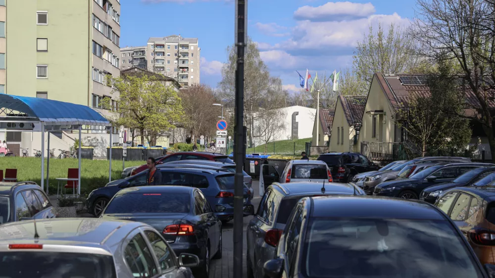 Na Brodarjevem trgu na Fužinah so avtomobili pogosto parkirani tako, da je otežen dostop do intervencijske poti. Foto: Jaka Gasar