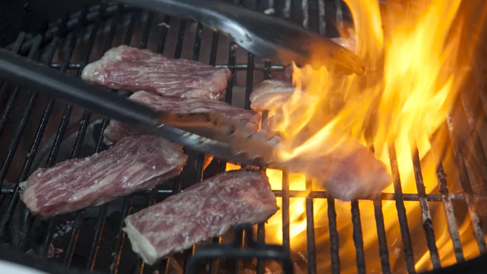 ﻿- Kobeanska govedina - kobe - simbolična fotografija - žar - roštilj - peka - ogenj- - - 30.05.2015 - Akademija peke na žaru - Gurmanska KOBE akademija, kulinarika - gastronomija - hrana - žar - roštilj - kuharstvo///FOTO: Luka Cjuha