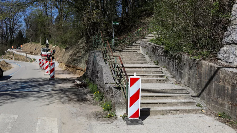 07.04.2025. Gradbišče klančine ob stopnišču na Poti spomina in tovarištva PST na Vrhovci v Ljubljani. Foto: Bojan Velikonja