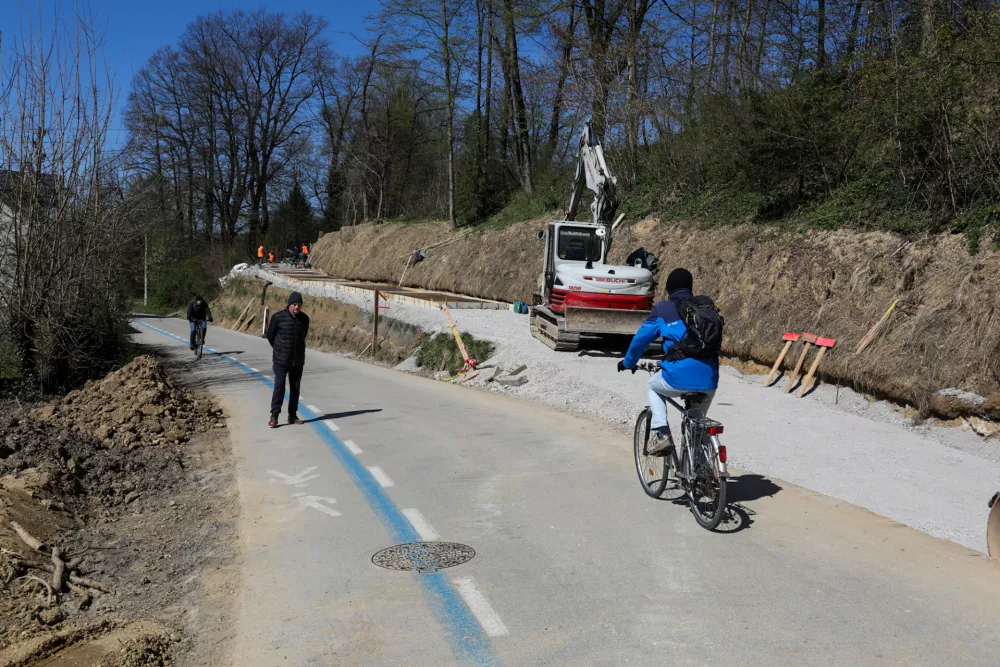 07.04.2025. Gradbišče klančine ob stopnišču na Poti spomina in tovarištva PST na Vrhovci v Ljubljani. Foto: Bojan Velikonja