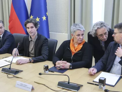 Lidija Jerkič, Luka Mesec, Robert Golob, Branimir Štrukelj, Jakob Počivavšek- 02.04.2025 - podpis dogovora socialnih partnerjev o noveli zakona o pokojninskem in invalidskem zavarovanju, na katerem bodo predstavili usklajene spremembe sistema pokojninskega in invalidskega zavarovanja//FOTO: Jaka Gasar