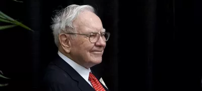 Berkshire Hathaway CEO Warren Buffett plays bridge during the Berkshire annual meeting weekend in Omaha, Nebraska May 3, 2015. More than 40,000 Berkshire Hathaway shareholders poured into Omaha this weekend to celebrate Buffett's 50th anniversary running the company, at what the world's third-richest person calls Woodstock for Capitalists. REUTERS/Rick Wilking