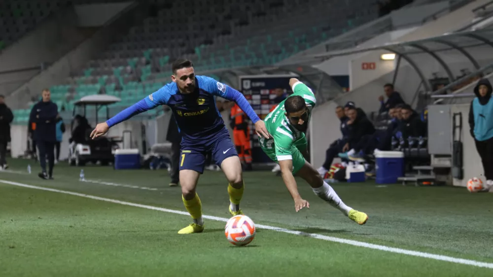 Aljoša Matko (levo) 06.04.2023 – nogomet - Olimpija: Celje, pokal Pivovarne Union, četrtfinale: //FOTO: Luka Cjuha