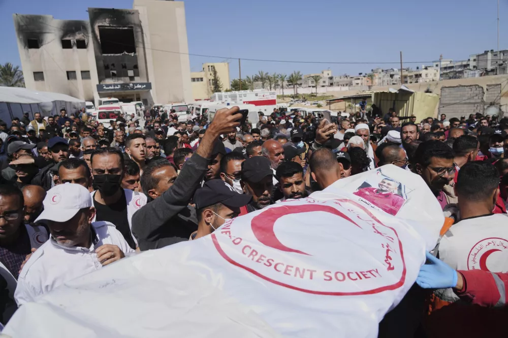 FILE.- Mourners carry the bodies of 8 Red Crescent emergency responders, recovered in Rafah a week after an Israeli attack, as they are transported for burial from a hospital in Deir al-Balah, Gaza Strip, on Monday, March 31, 2025. (AP Photo/Abdel Kareem Hana,File)