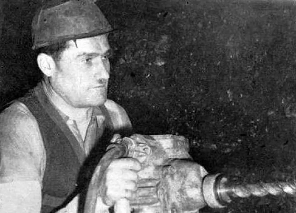 Simbol delavskega razreda v naši nekdanji državi Alija Sirotanović v akciji pod zemljo … / Foto: wikipedia