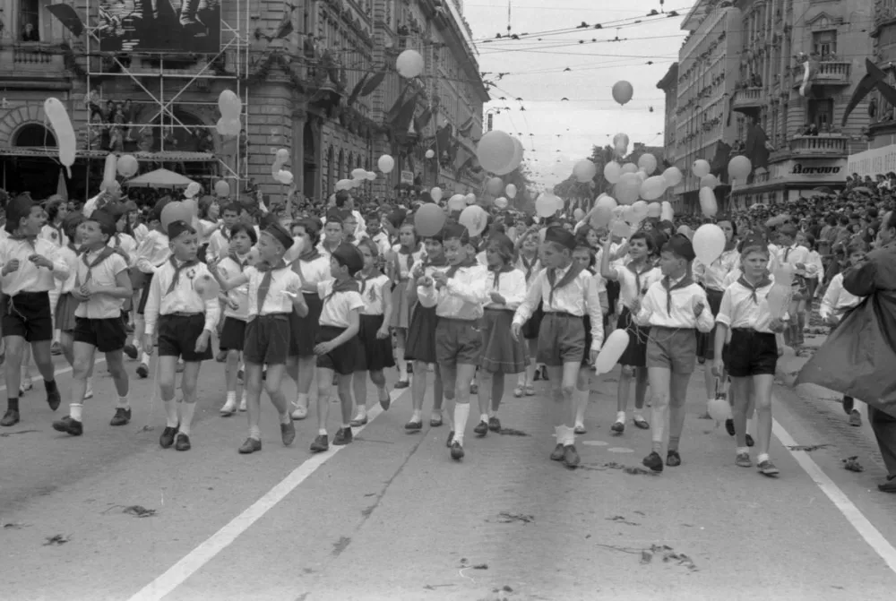 Stotisočglava množica je posebno toplo pozdravila najmlajše udeležence parade, ki so s petjem hiteli po Titovi cesti in v zrak spustili na stotine balonov. / Foto: Marjan Ciglič, hrani Muzej novejše in sodobne zgodovine Slovenije