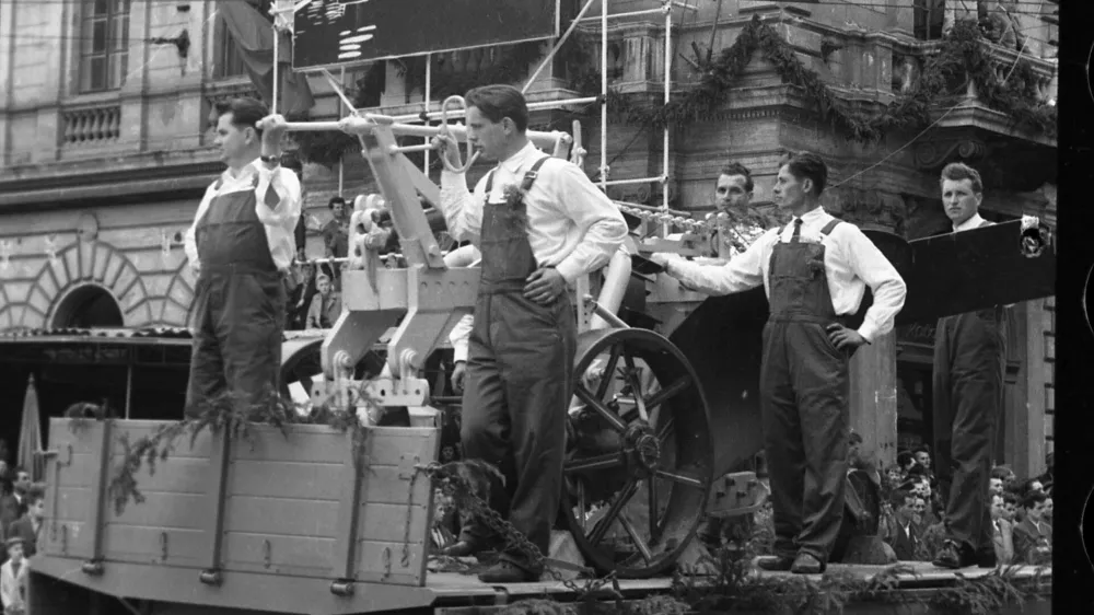 Ponosni delavci na tovornjaku / Foto: Marjan Ciglič, hrani Muzej novejše in sodobne zgodovine Slovenije