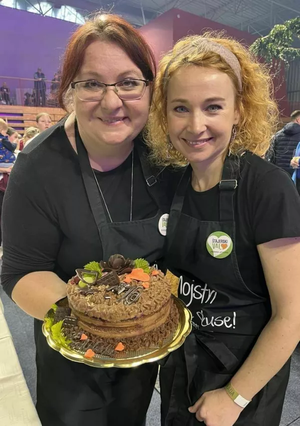 Jasmina Levičar in Andreja Kukovič s Štajerskega vala sta spekli tretjo najboljšo torto. / Foto: Mojca Marot
