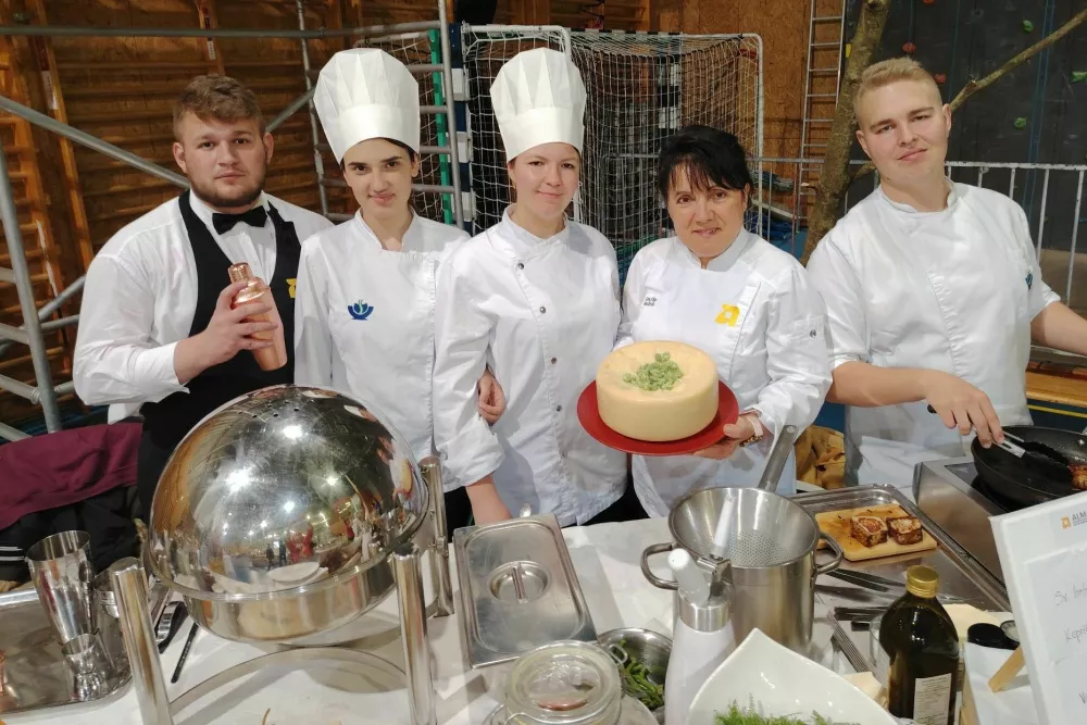 Dijaki SIC Alme M. Karlin Celje z učiteljico kuhanja Cecilijo Božnik / Foto: Mojca Marot