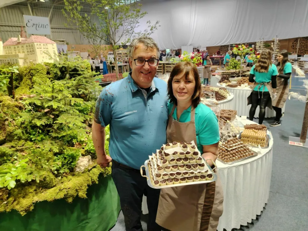 Urban in Mateja Videtič iz čokoladnice Olimje sta iz čokolade naredila grad Podčetrtek in poskrbela za vinsko-čokoladno fontano. / Foto: Mojca Marot