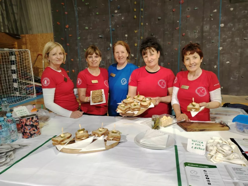 Članice celjske podružnice slovenskega društva za celiakijo so spekle polnozrnati kruh in potico brez glutena. / Foto: Mojca Marot