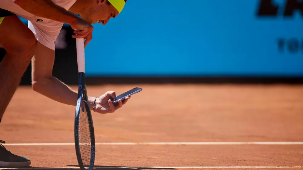 Na tunirju v Madridu je Aleksander Zverev takole fotografiral odtis žogice, za katero je bil prepričan, da je bila izven igrišča, avtomatski računalniški sistem pa je javil, da je bila znotraj. Za protest in opisano potezo si je prislužil sodniški opomin. / Foto: Getty Images