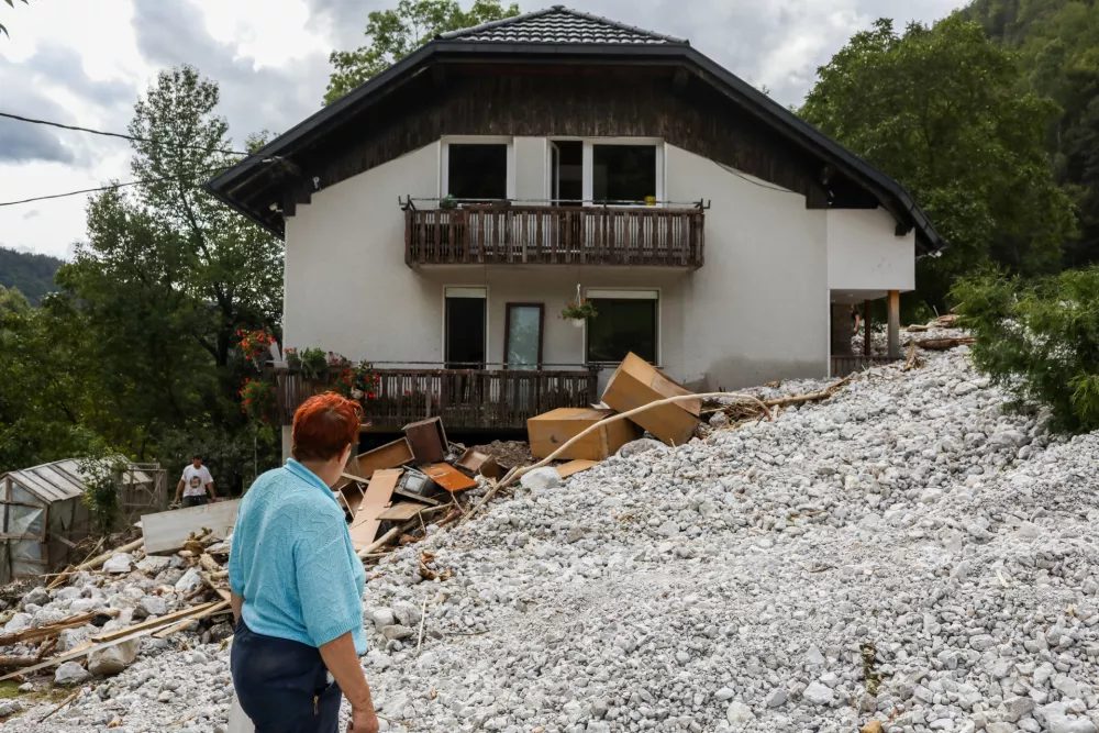 - 30000 kubičnih metrov kamenja zasulo hišo.- Žaga v dolini Črne pri Kamniku - odpravljanje posledic poplav – sanacija škode -  - 08.08.2023 – najhujša naravna ujma v zgodovini Slovenije - prizadeti dve tretjini države - ujma - poplave – zemeljski plazovi – //FOTO: Bojan Velikonja / Foto: Bojan Velikonja