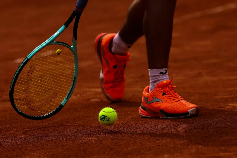 Roland Garros letos še brez pomoči tehnologije. / Foto: Reuters