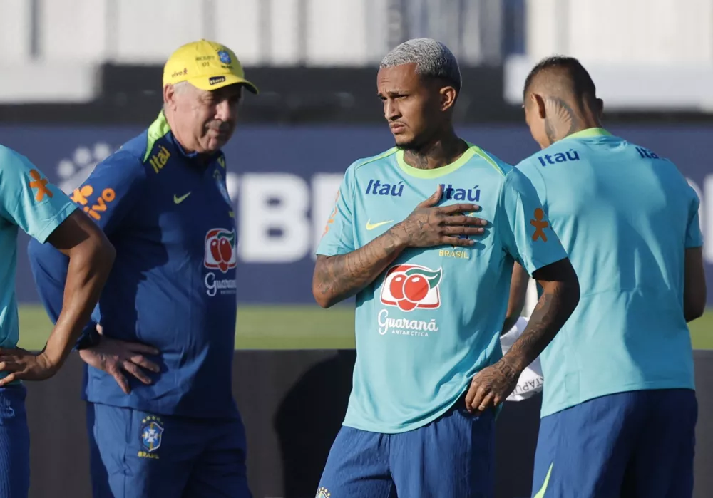 Carlo Ancelotti na zelenici z reprezentanti Brazilije / Foto: Reuters