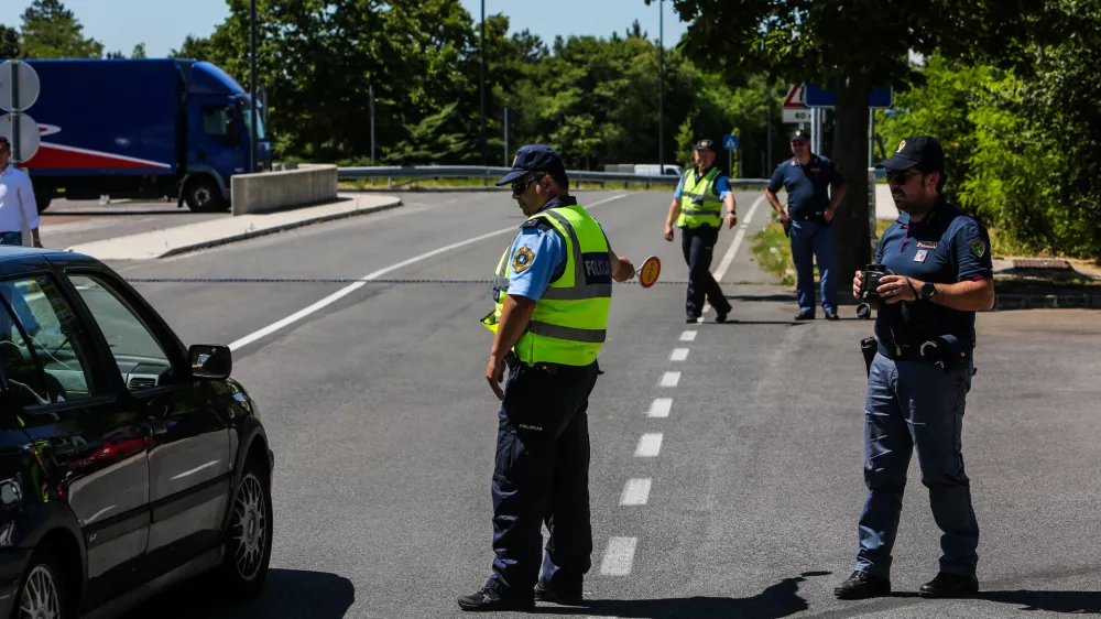 ﻿- slovensko-italijanska policijska patrulja – policija - 01.07.2019 – Sežana - nekdanji mejni prehod Lipica - Slovensko-italijansko mejo začeli nadzorovati mešane slovensko-italijanske policijske patrulje s ciljem zaustaviti nezakonite prehode meja //FOTO: Bojan Velikonja
