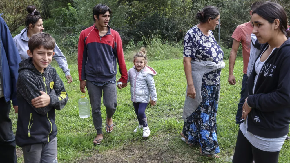 - romsko naselje Dobru&scaron;ka vas- 19.09.2024 - V Kulturnem domu v &Scaron;kocjanu je bila seja Medresorske vladne komisije za urejanje položaja Romov, medtem bo pred kulturnim domom tudi protestni shod//FOTO: Jaka Gasar