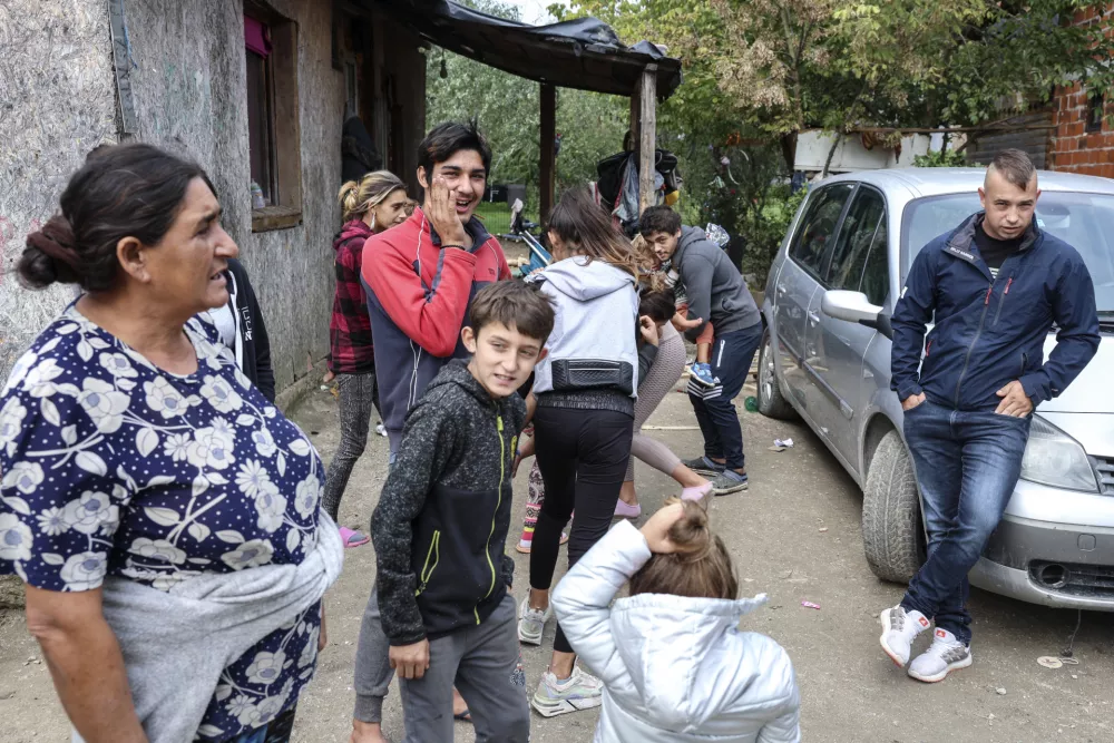 - romsko naselje Dobru&scaron;ka vas- 19.09.2024 - V Kulturnem domu v &Scaron;kocjanu je bila seja Medresorske vladne komisije za urejanje položaja Romov, medtem bo pred kulturnim domom tudi protestni shod//FOTO: Jaka Gasar