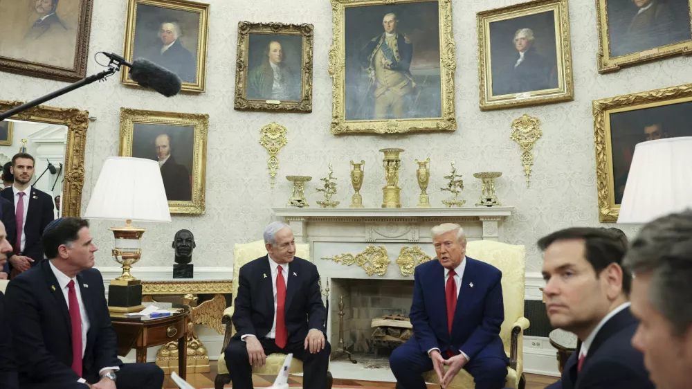 Ameriški predsednik Donald Trump je pogovore z Iranom o jedrskem programu napovedal med obiskom izraelskega premierja Benjamina Netanjahuja v Beli hiši. Foto: AP