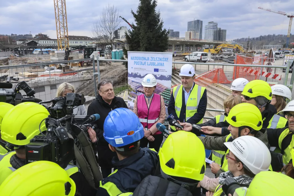 Zoran Jankovič, Alenka Bratušek, Dušan Mes- 01.04.2025 - ogled nadgradnje železniške postaje Ljubljana - gradnja, gradbišče, železnica, delavec, politika, minister župan//FOTO: Jaka Gasar