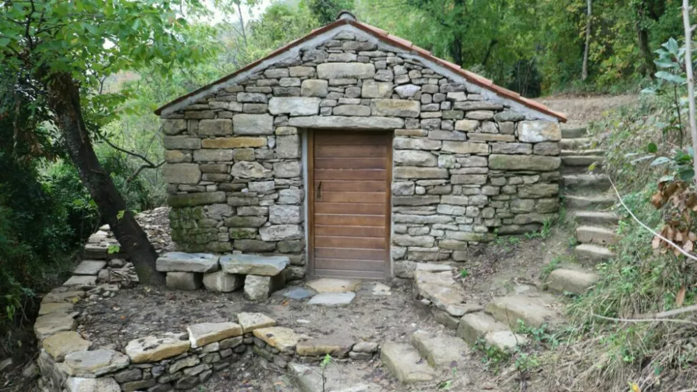 V sklopu projekta POSEIDONE, smo v oktobru 2023 obnovili staro kamnito hišo ali kažeto. Kot nekoč, je bila zgrajena v suhozidni tehniki, kar pomeni, da med samimi kamni ni veziva, kot je malta.