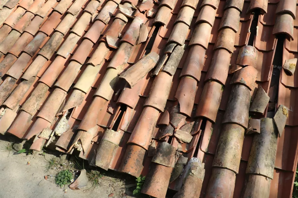 Na objektu je poškodovana tudi kritina. Foto: FB/Krajinski park Strunjan