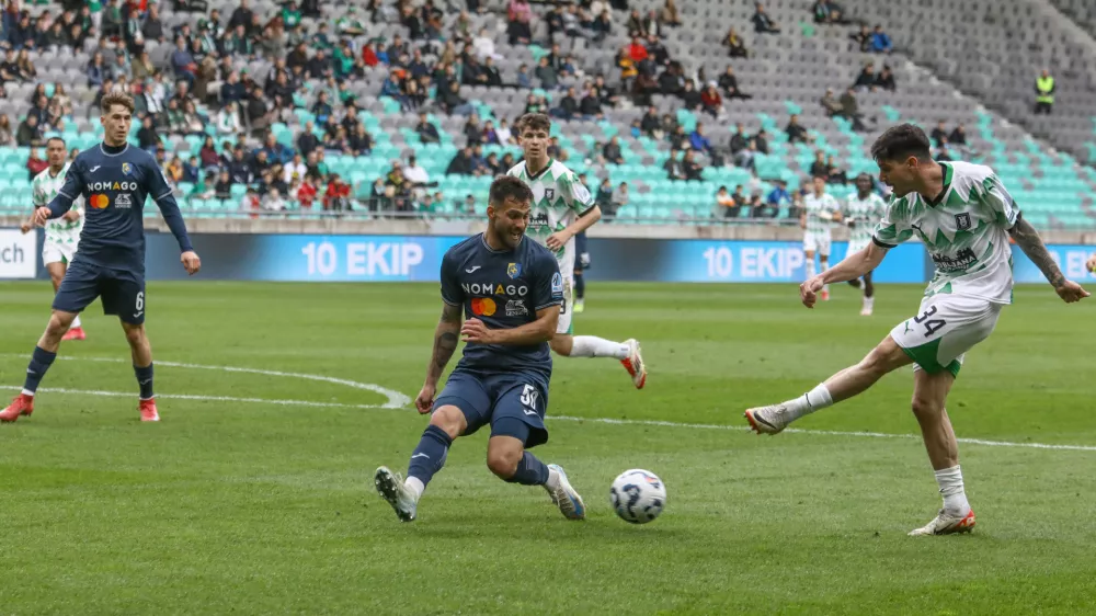 Namenja Jak&scaron;ičl (levo), Agustin Doffo 30.3.2025 - nogomet stadion Stožice Olimpija - BravoFoto: Luka Cjuha