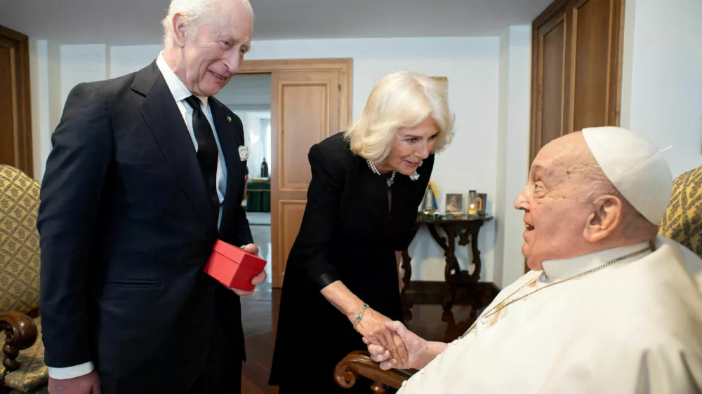 Pope Francis meets with Britain's King Charles and Queen Camilla during a private audience at the Vatican, April 9, 2025. Vatican Media/­Handout via REUTERS  ATTENTION EDITORS - THIS IMAGE WAS PROVIDED BY A THIRD PARTY.   TPX IMAGES OF THE DAY