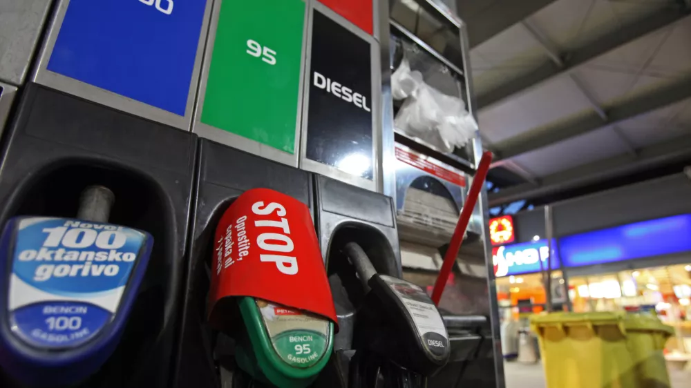 PETROL bencinski servis - črpalka - gorivo - diesel - dizel - Euro super - bencin- podražitev bencina - cene goriv na bencinskih črpalkah bistveno višje//FOTO: Luka Cjuha