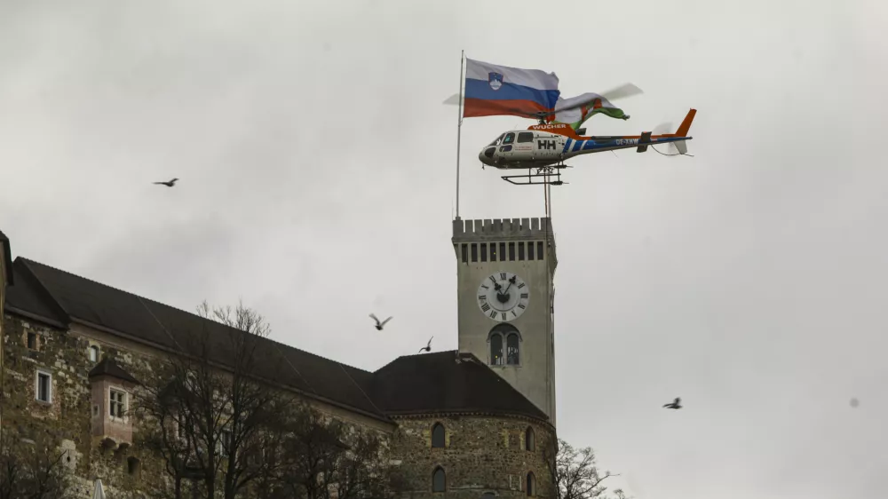 13.01.2025 - Grajski hrib, Grajski grič, Ljubljanski grad, posek - sečnja - Tisa - helikopter - prevoz dreves - hlodovine s helikopterjemFOTO: LUKA CJUHA