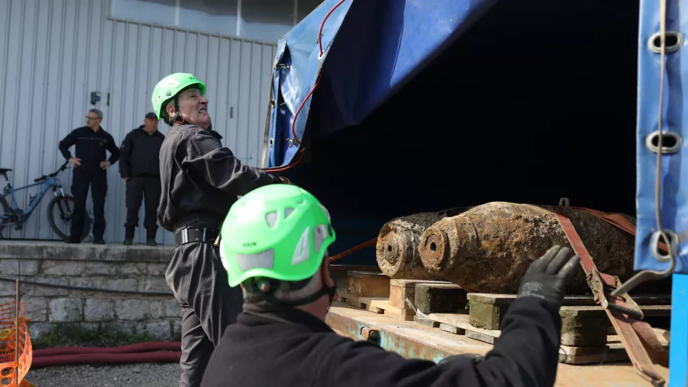 - Deaktivirani bombi.- 17.03.2024. Odstranjevanje neekspodiranih letalskih bomb iz 2. svetovne vojne na območju železniške postaje Nova Gorica.//FOTO: Bojan Velikonja