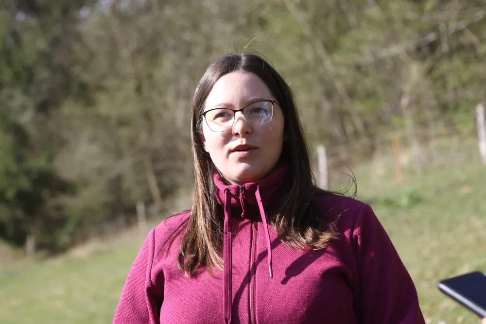 Petra Szarvasz, sodnica: Zelo pomembno je, da vodnik in pes ovce usmerjata dobro in spoštljivo. Poleg tega morajo biti naloge izvedene natančno. Pri ločevanju ovc spremljam tudi, kako vodnik prebira njihovo počutje in vedenje. Foto: Luka Cjuha