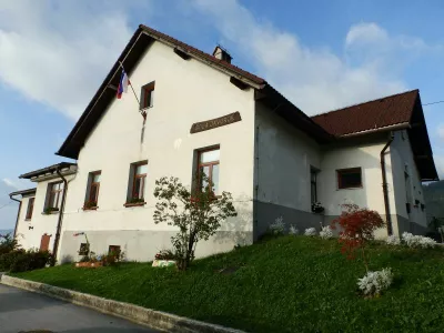 Na obstoječem šolskem objektu so se zaradi posledic poplav pojavile razpoke. Foto: arhiv POŠ Javorje