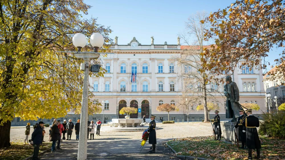Maribor, Trg Rudolfa Maistra.Garda Slovenske vojske je v imenu predsednice republike polozila venec k spomeniku generala Rudolfa Maistra.