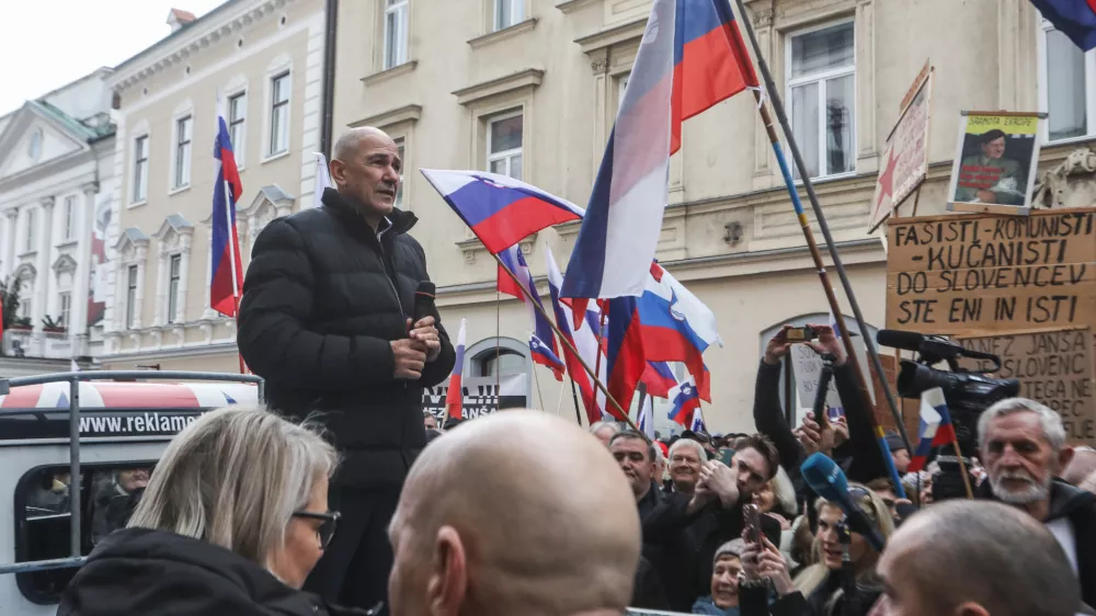 - Janez Janša, predsednik stranke SDS.- 12.12.2024. - Neprijavljen shod v podporo Janezu Janši ob sojenju v zadevi Trenta v Celju pred Okrožnim sodiščem.//FOTO: Bojan Velikonja