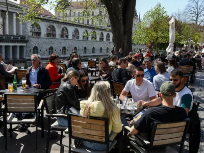 11.04.2025. Topel pomladni dan je privabil goste na gostinske vrtove na Petkovškovem nabrežju. Foto: Bojan Velikonja