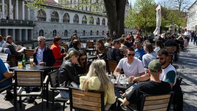 11.04.2025. Topel pomladni dan je privabil goste na gostinske vrtove na Petkov&scaron;kovem nabrežju. Foto: Bojan Velikonja