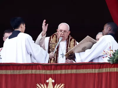 Pope Francis delivers his traditional Christmas Day Urbi et Orbi message to the city and the world from the main balcony of St. Peter's Basilica at the Vatican, December 25, 2022. REUTERS/Yara Nardi