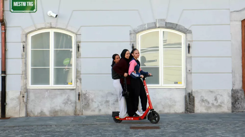 Enoročna vožnja z električnim skirojem poveča tveganje trčenja za kar šestkrat. Vožnja v skupini ali uporaba mobilnega telefona med vožnjo skoraj potroji tveganje nastanka prometne nesreče. Foto: Tomaž Skale