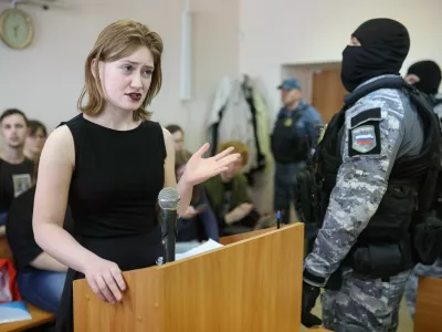 Activist Darya Kozyreva, who is charged with repeatedly discrediting the Russian armed forces in the course of Russia-Ukraine military conflict, delivers a speech during a court hearing in Saint Petersburg, Russia, April 18, 2025. REUTERS/Anastasia Barashkova