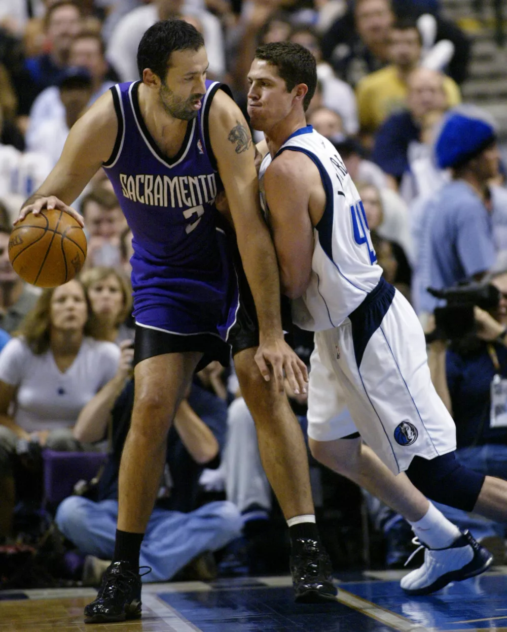 Sacramento Kings center Vlade Divac (L) works the ball against DallasMavericks center Raef LaFrentz during the first half of Game 7 in theNBA Western Conference semifinals at the American Airlines Center, May17, 2003. The winner advances to the conference finals against the SanAntonio Spurs on May 19. REUTERS/Jeff MitchellJM