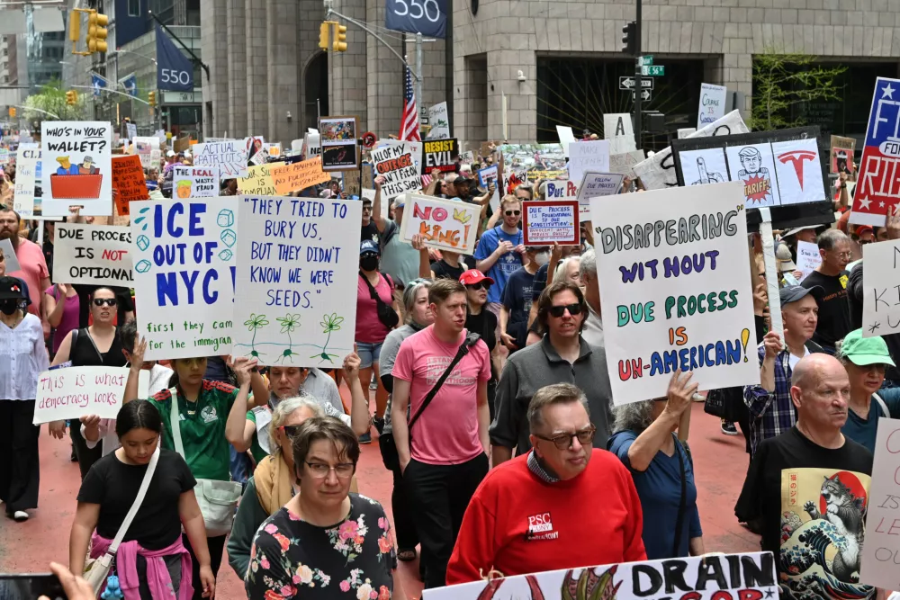 19 April 2025, US, New York: Protesters march through Midtown Manhattan to demonstrate against the Trump administration's policies on government, climate change, tariffs, immigration, and education. The organization 50501 places particular focus on condemning the administration's stance on immigration during the demonstration. Photo: Andrea Renault/ZUMA Press Wire/dpa / Foto: Andrea Renault