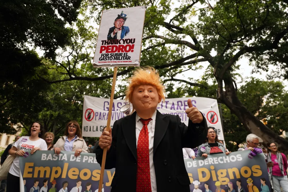 Na prvomajskih protestih, ki so potekali po številnih mestih po svetu, so se delavske in socialne zahteve pogosto prepletale z aktualnimi političnimi vprašanji – tudi politikami ameriškega predsednika Trumpa. Na sliki protestnik iz španske Malage. / Foto: dpa