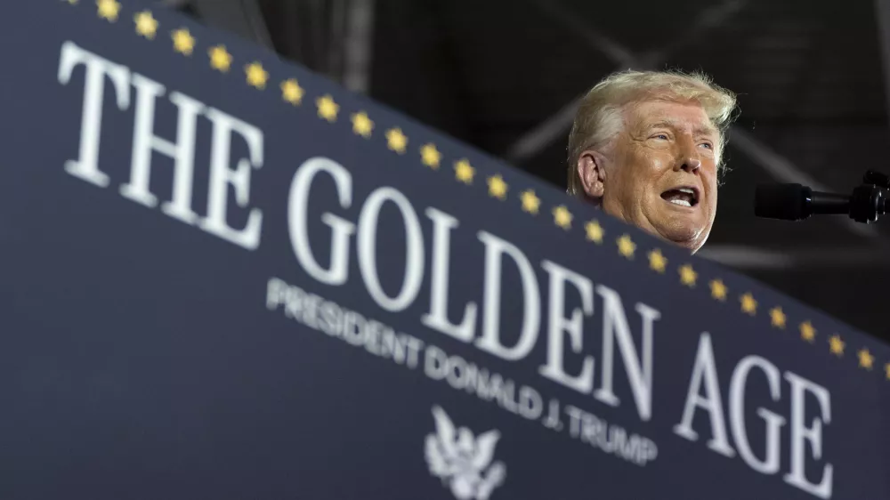 Novi ameriški predsednik je v prvih sto dneh mandata spremenil temelje ameriške demokracije, razbil Zahod in svet naredil povsem nepredvidljiv. / Foto: AP