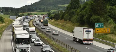 Razdrto.Na primorski avtocesti je zaradi del med Nanosom in pocivaliscem Ravbarkomanda nastal 15 kilometrov dolg zastoj v smeri Ljubljane. Promet skozi zaporo proti Ljubljani poteka samo po enem pasu.