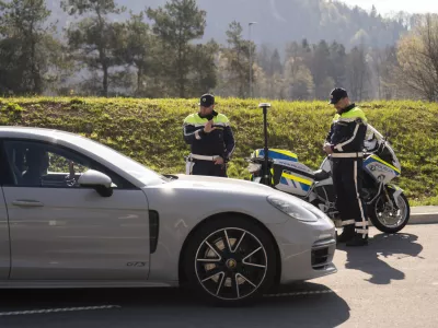 prometni nadzorpolicija - simbolična fotografijaprometna policijavarnost v prometupolicija na motorjihmotoristična policijaprehitri voznikiavtocestna policija08.04.2025 Policijski nadzor, počivališče PovodjeFOTO: Nik Erik Neubauer