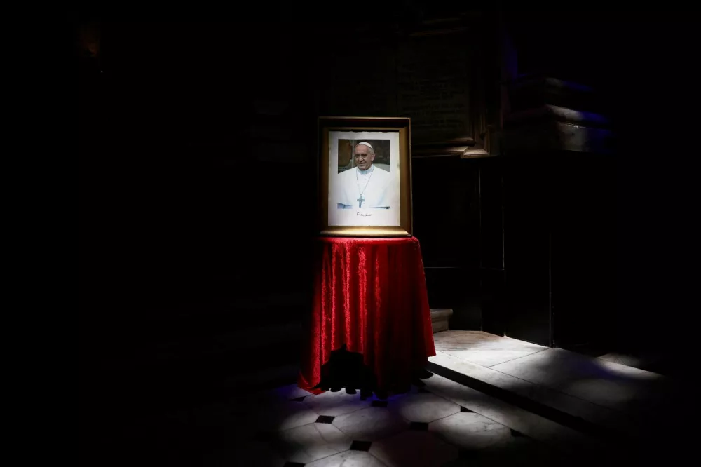 FILE PHOTO: A portrait of Pope Francis is displayed at the Basilica San Jose de Flores where the pontiff, then Cardinal Jorge Bergoglio, once served, in Buenos Aires, Argentina, February 21, 2025. REUTERS/Tomas Cuesta/File Photo / Foto: Tomas Cuesta