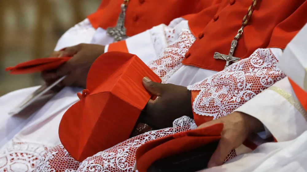 FILE - Cardinals hold the red three-cornered biretta hats before a consistory inside the St. Peter's Basilica at the Vatican, Saturday, Nov. 19, 2016. (AP Photo/Gregorio Borgia, File) / Foto: Gregorio Borgia