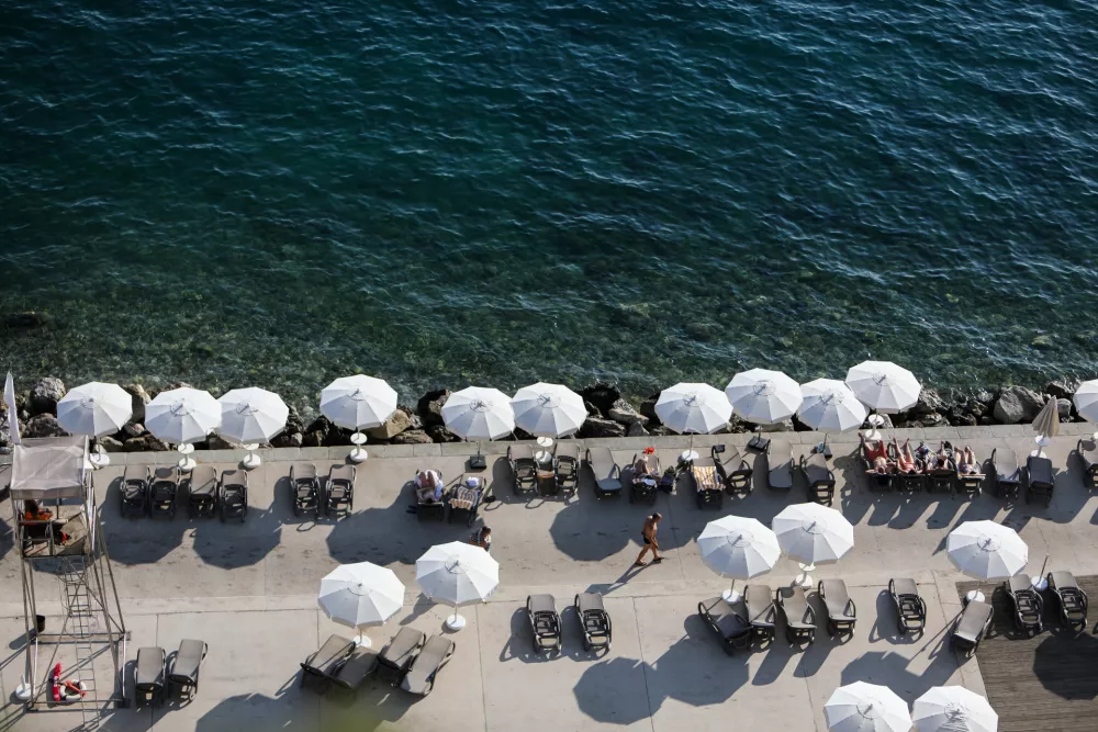 - kopanje, sončenje, UV žarki, dopust, počitnice, motje.- 11.07.2024. - Plaža pod Grand Hotelom Bernardin v Portorožu.//FOTO: Bojan Velikonja